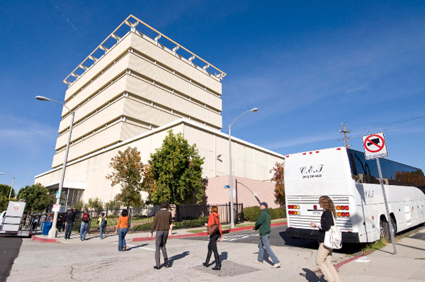 A CLUI Bus Tour of the Urban Oilscape: The bus arrives at the Packard well site, which is camouflaged as an office building in Beverly Hills. Photo courtesy of The Center for Land Use Interpretation, Los Angeles.