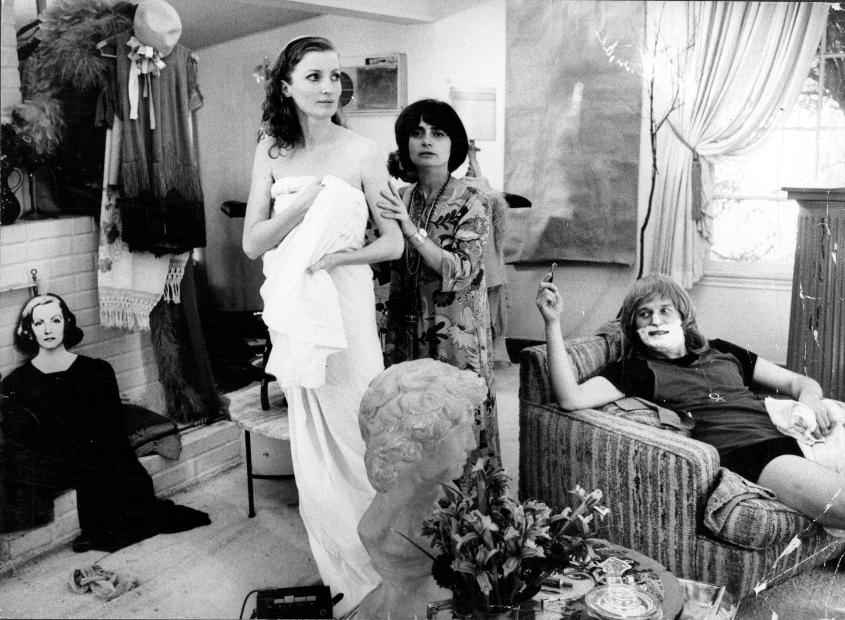 Agnès Varda (center) with Viva on the set of <em>Lions Love (...and Lies)</em>, 1969. Courtesy Mary Evans/Ronald Grant/Everett Collection.