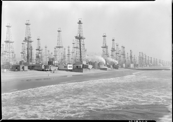 Venice Oil Fields, ca. 1930. Courtesy of University of Southern California, on behalf of the USC Libraries Special Collections.