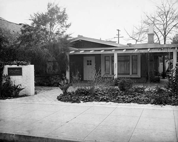 Exterior of the Copley Galleries at 257 North Canon Drive in Beverly Hills. Photographer unknown. Courtesy of the William Nelson Copley papers, Archives of American Art, Smithsonian Institution.