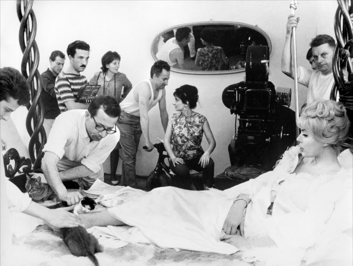 Varda (center) on the set of <em>Cléo de 5 à 7</em> (Cleo from 5 to 7), 1962.