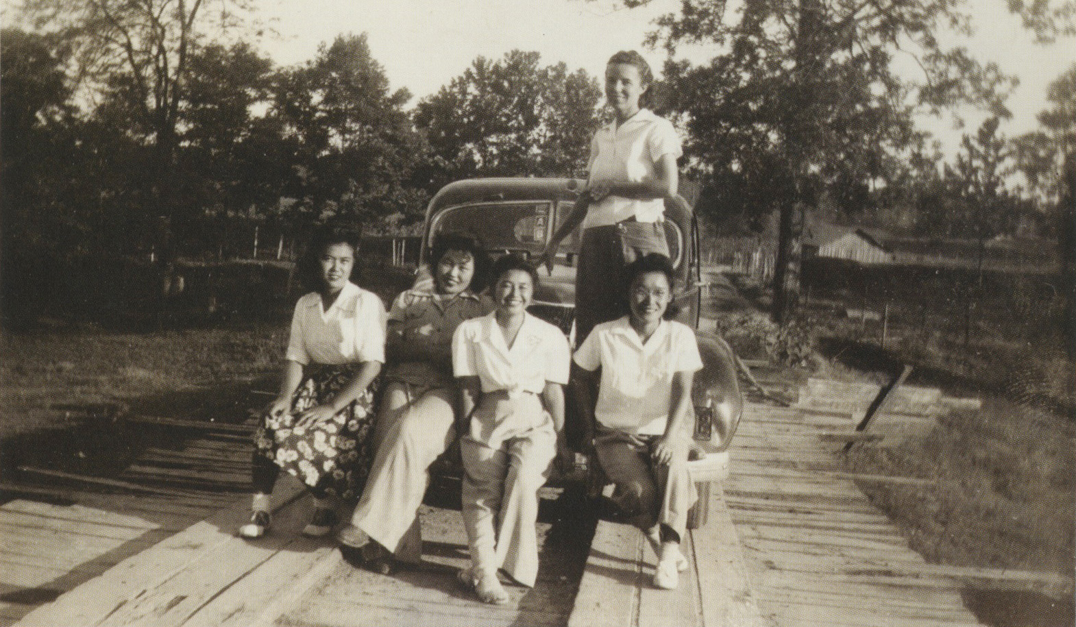 Ruth (second from left) and her teacher, Mrs. Beasley (standing), with other students at Rohwer, 1943. Photograph by Mabel Rose Jamison.