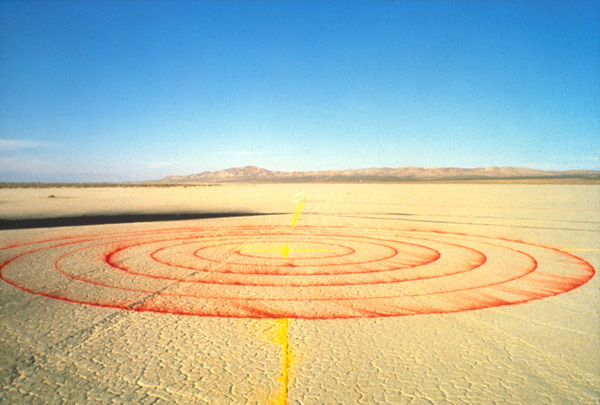 Lita Albuquerque, <i>Spine of the Earth</i>, 1980, El Mirage Dry Lake Bed, Mojave Desert, California, courtesy of the artist and Kohn Gallery
