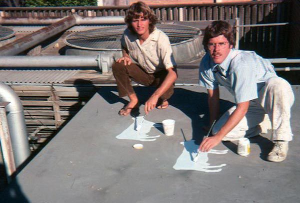 Michael Uhlenkott and Jeffrey Vallance painting cows on the roof of CSUN, 1977.
