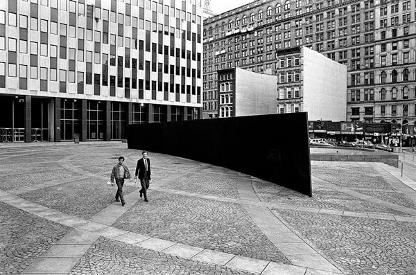 Richard Serra, <i>Tilted Arc</i>, 1981. Steel, 12 ft. x 120 ft. x 2 1/2 in. Installed in New York City (destroyed 1989). Photo: David Aschkenas.