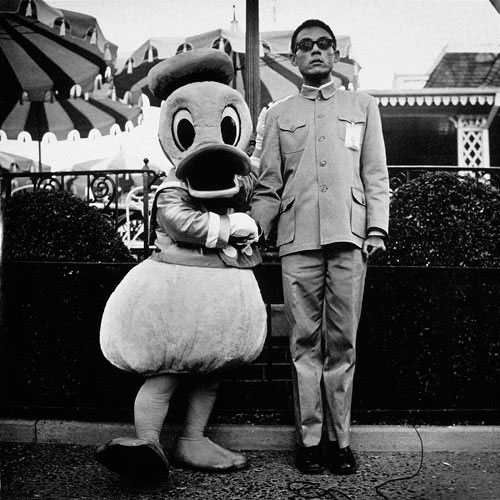 Tseng Kwong Chi, Disneyland, California 1979