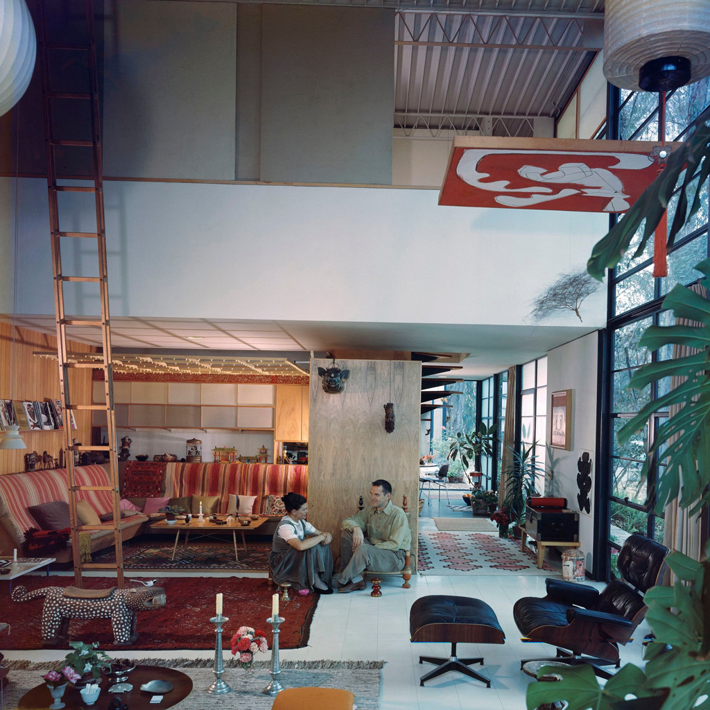 charles-and-ray-eames-at-the-eames-house-pacific-palisades-1958